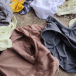 ¿Por qué aparecen manchas blanqueadas en la ropa interior? Descubre qué significa y si es normal
